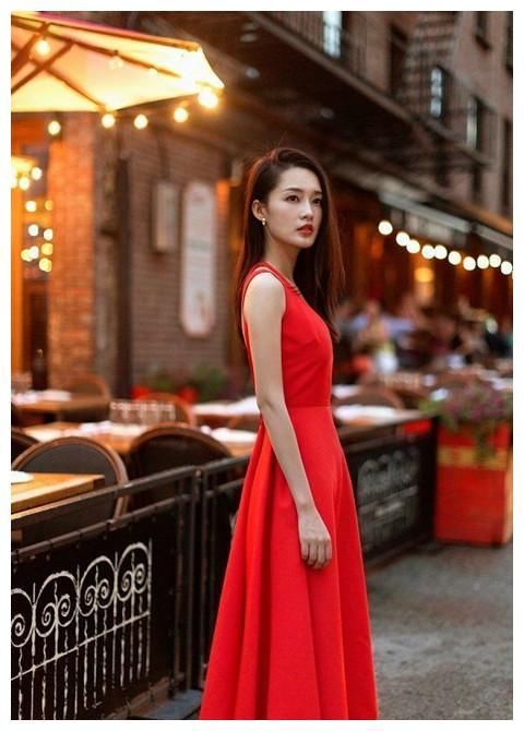 图一颜值堪比明星迪丽热巴的美女，身材竟还能与柳岩相媲美!