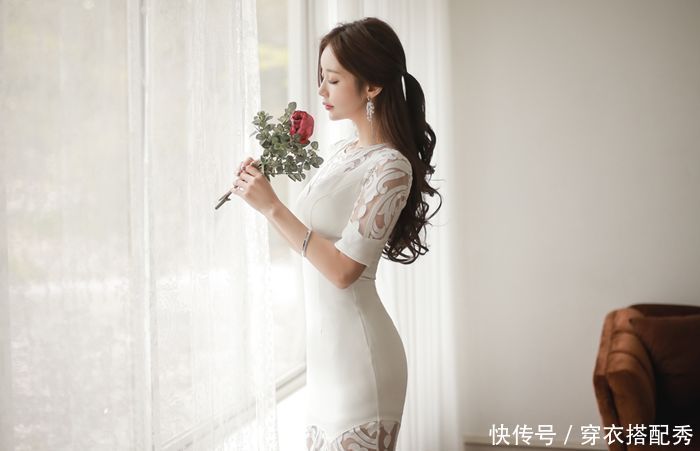 潇洒浪漫的紧身裙美女，精致搭配，更加年轻靓丽！