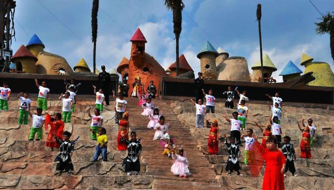 国内藏有小矮人王国,再现白雪公主与小矮人?网友:过得比我好