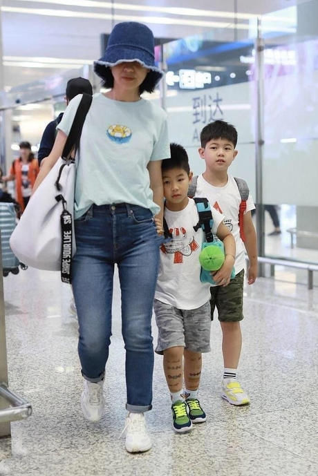 『 卡通』卡通t恤尽显潮范,穿亲子装太温馨,沙溢胡可一家四口走机场