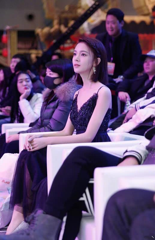 陈瑶还嫌不够高,穿高跟鞋脚与地面都快垂直了,用脚尖走路不疼吗