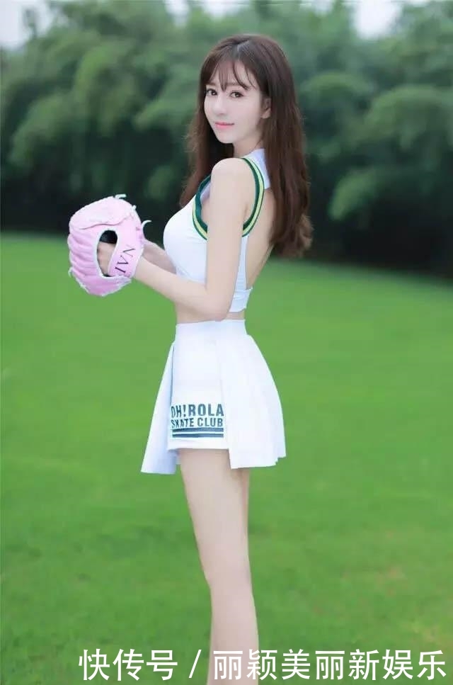 美女@街拍:青春靓丽的美女,身穿时尚大方着装,魅力四射女人味爆表