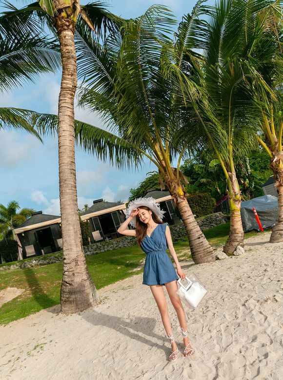 女神孙允珠，玻璃子弹邃蓝粗呢宽松无袖衫