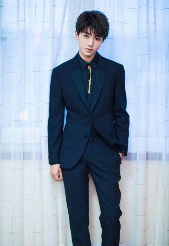 王俊凯咱也换换风格，别老是穿西装，太老成了