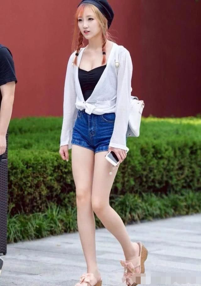 还在以瘦为美？微胖女人才是真的美，看街头微胖美女性感又时髦！