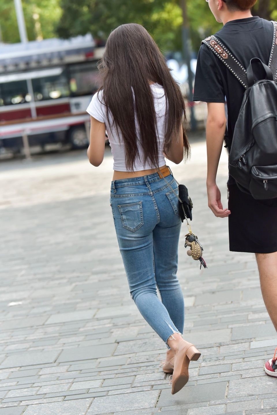 街拍联盟：破洞裤小姐姐那一弯腰的风情，让人忍不住驻足