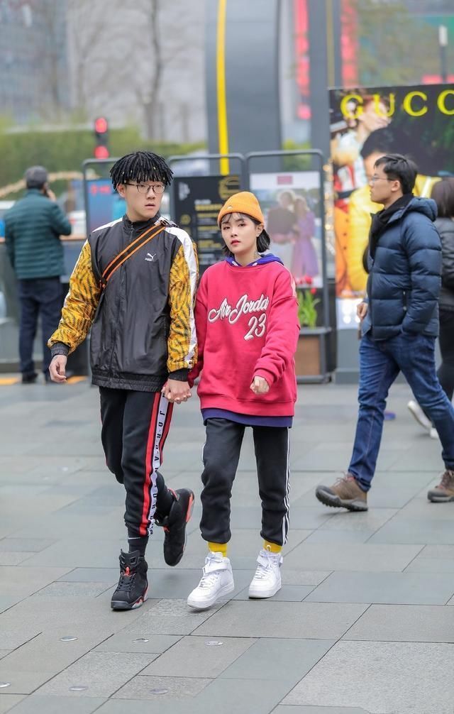  [不信]别再光秃秃的单穿卫衣了，换个穿法会更美，不信你就来看看