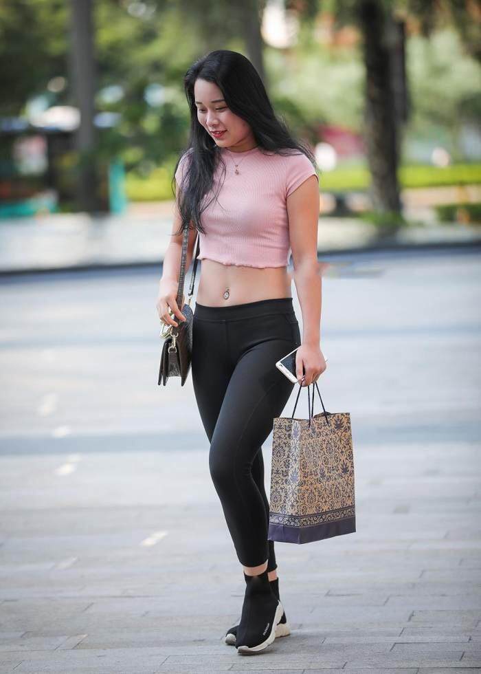 街拍：紧身裤凸显迷人气质，微胖辣妈这么穿也好看