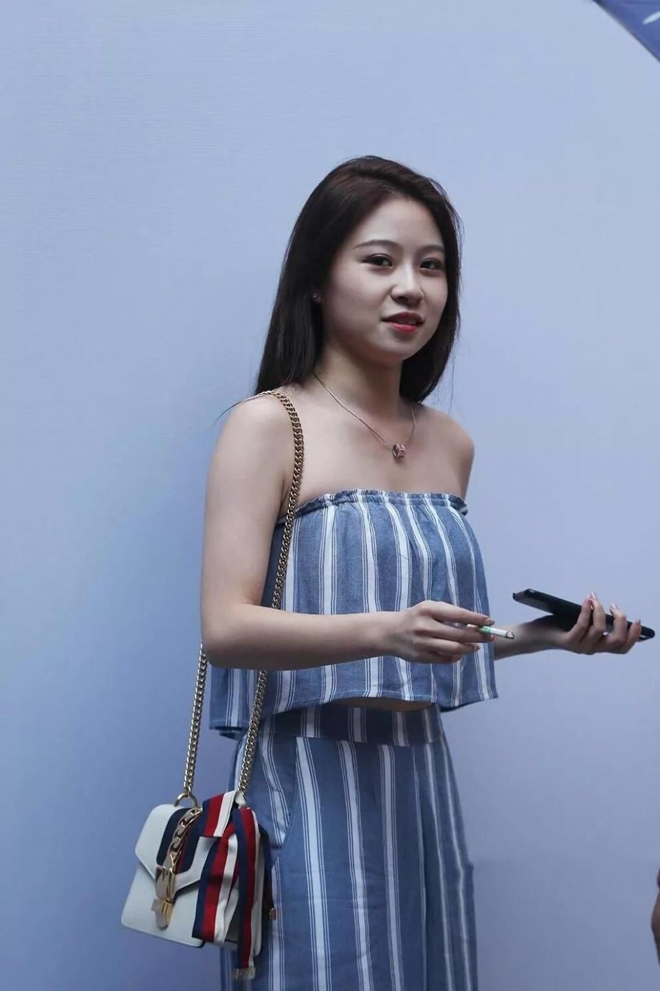 街拍:穿着简单大气的气质美女 和朋友聊天表情很高兴