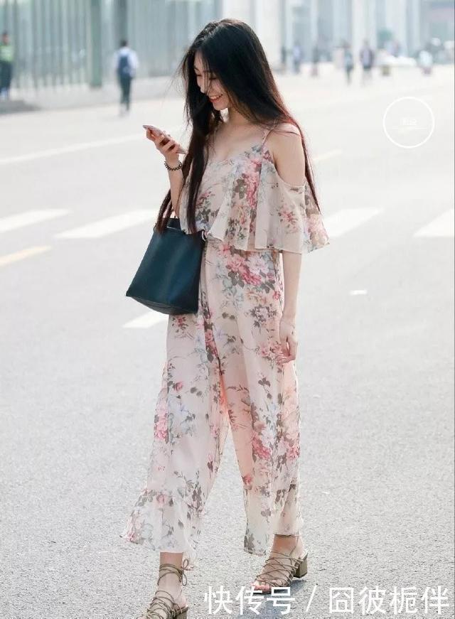  气质|美女印花套装搭配一双绑带的高跟凉鞋，带着气质与浪漫