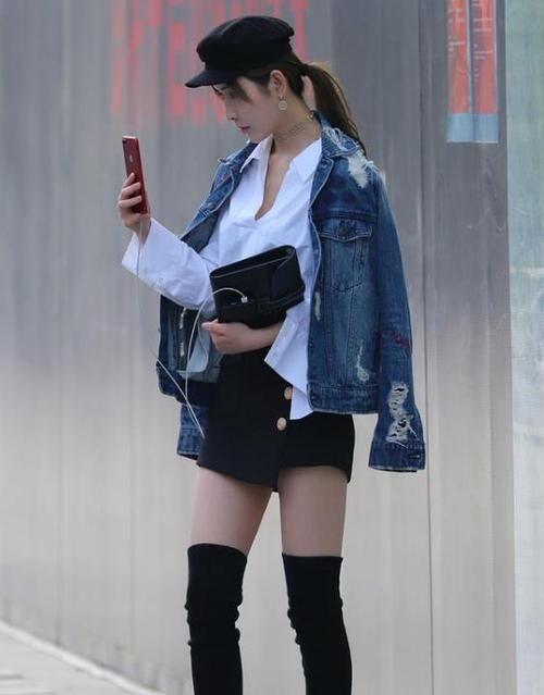 『美女』街拍:皮肤白皙的美女,一条白色的连衣裙,时尚气质迷人