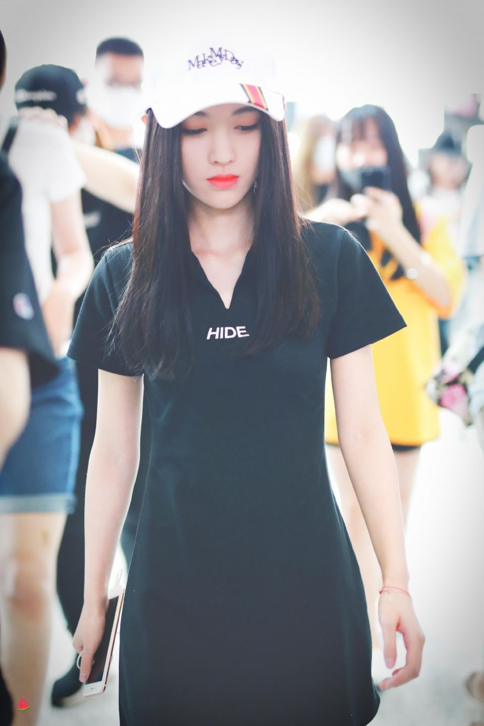 鞠婧祎一身黑色运动风现身机场，黑色的V领T恤衫，尽显青春气息