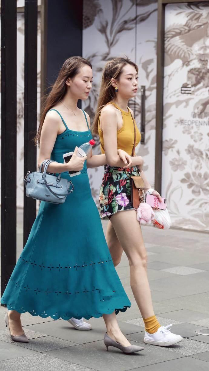 街拍: 气质小姐姐吊带抹胸和闺蜜逛街, 一路不停的自拍