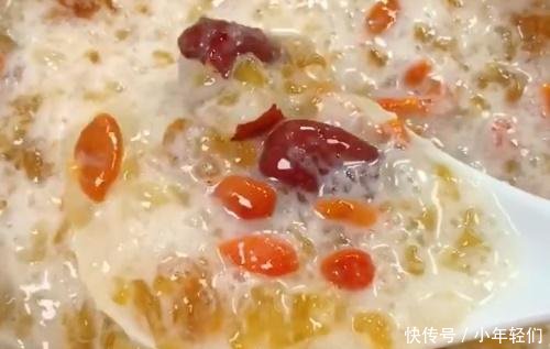  「桃胶炖奶」一到冷天，我从不用化妆品，每天喝一碗它，面色红润，色斑也没了！