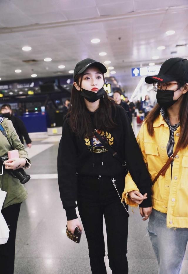  【凹凸】吴宣仪机场造型“火”了，穿一条拼色连衣裙秀美腿，身材凹凸有致