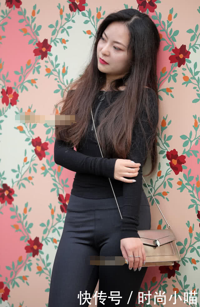 小姐姐高腰紧身裤秀大长腿，当街凹各种造型，吸睛无数