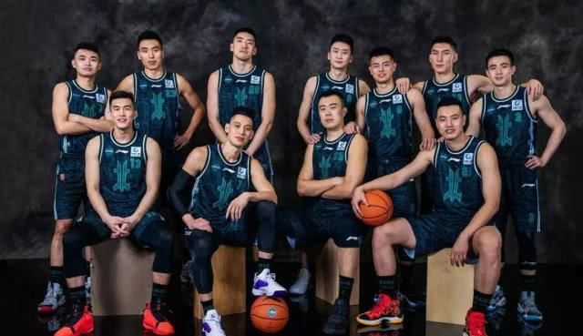 郭艾伦cba全明星球鞋