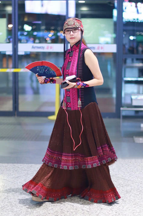 60岁杨丽萍红色民族风，高颜值帽真吸睛！网友：看着不过20岁