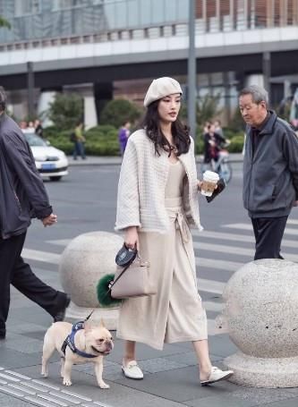  「十足」路人街拍，小姐姐简单的针织衫配上黑色阔腿裤，女神范十足