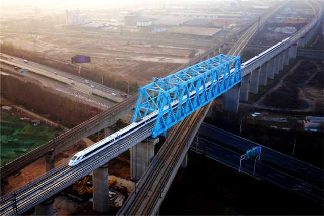  高铁■外国人提出疑问：为什么中国高铁不走直线非要绕弯？看完