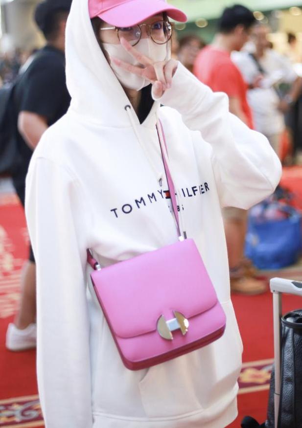 江疏影太甜了！浑身仅穿一件卫衣，这腿怕是买了高额保险吧