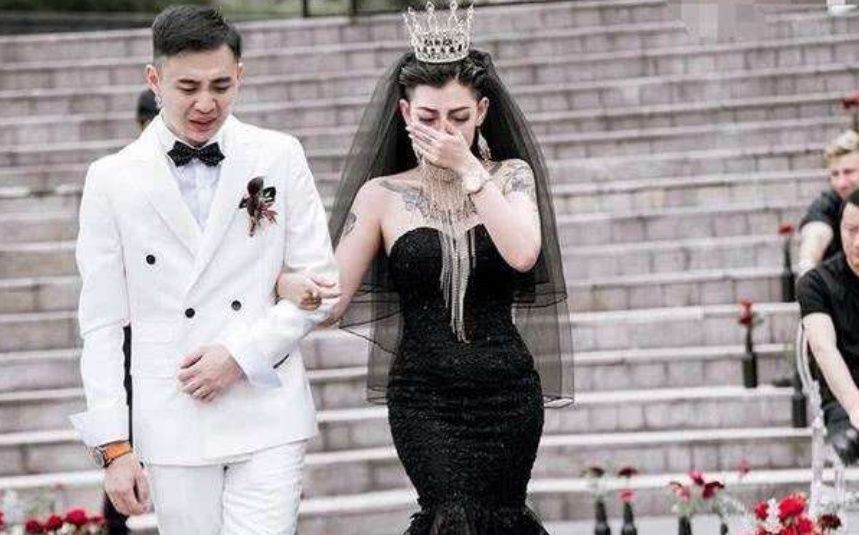 抖音“黑纱新娘”私下竟长这个样, 纯素颜出镜, 网友: 不可思议