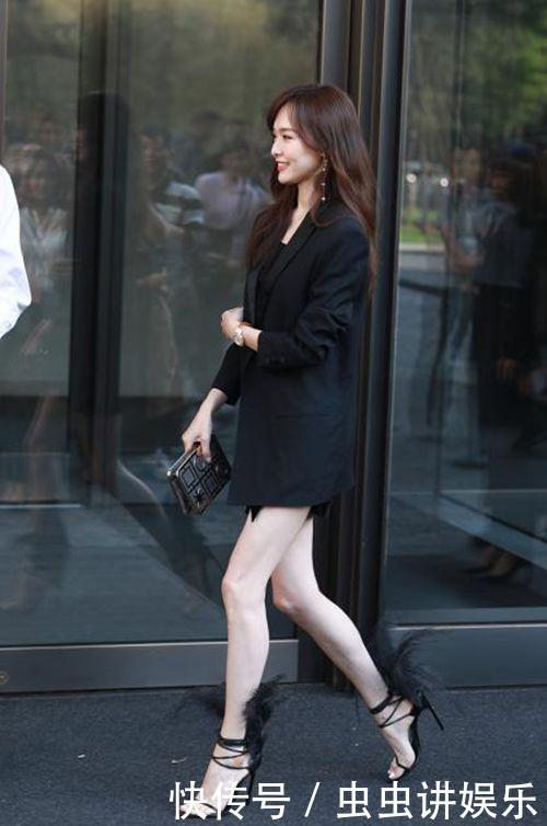 唐嫣穿黑色西装秀美腿，却被脚上的羽毛“恨天高”抢镜了！