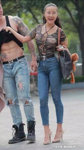 街拍:图1乔欣真胆大，牛仔衣敞开却只穿了抹胸!图2迷彩服美女