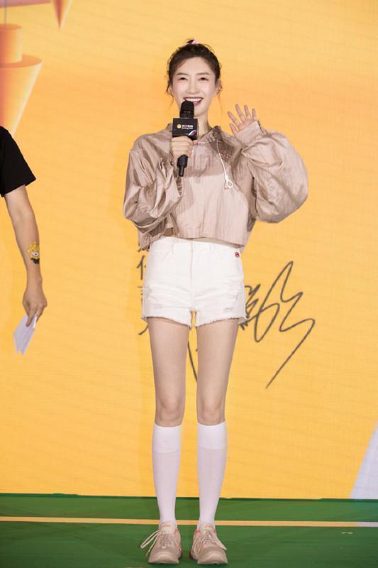 江疏影厉害了，全身上下只穿一件卫衣还蹲下去系鞋带，不惧走光！