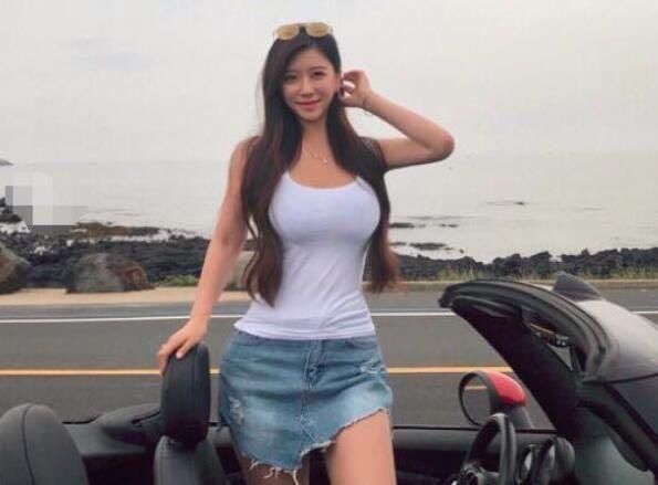 街拍：甜美高挑有气质的小姐姐，身材凹凸光鲜靓丽很不一般！