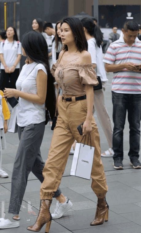 街拍: 美女吊带裙还开叉, 实在太迷人了, 你想娶她回家吗?