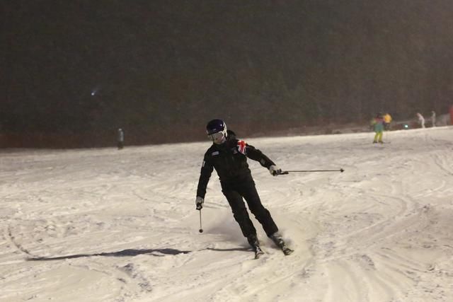 奥悦碾子山国际滑雪场提前迎来游客高峰