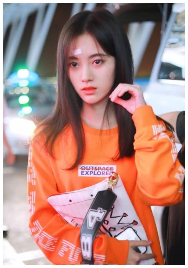 鞠婧祎穿长T恤玩“下衣失踪”大秀身材，可两条小短腿却很尴尬