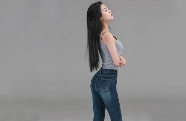 个性潮流的牛仔裤美女，彰显出腿部曲线美，展现出迷人的魅力