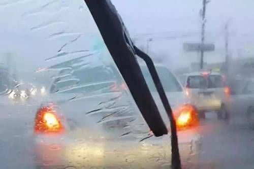  [开远光灯]暴雨天不能开双闪？老司机：这都不知道，驾照是买来
