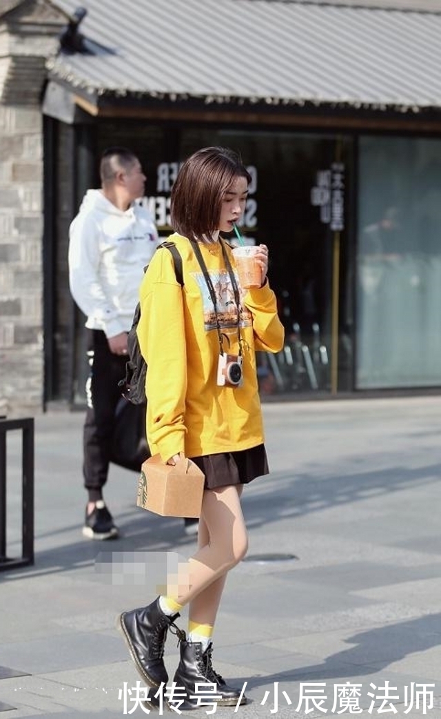 气质|路人街拍,美女九分的牛仔裤搭配短外套,非常有气质