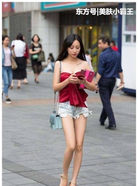  换季|街拍女神：换季时尚穿搭，街头的美女一个比一个养眼