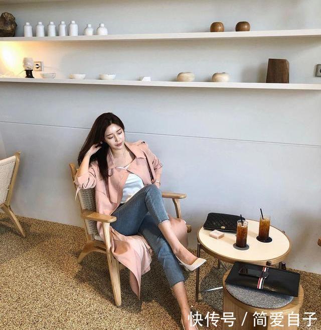 女人:牛仔裤展现时尚,简单随性,优雅又大气让女人更自信!