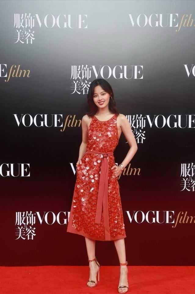 辛芷蕾真大胆！穿的开叉裙都快拉到跨了 根本遮不住