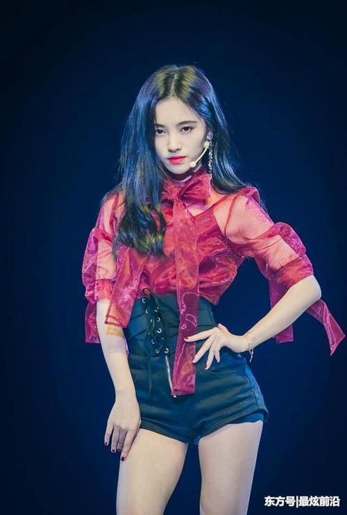 鞠婧祎也疯狂！短裤短到露出安全裤，一般人可不敢这样穿上台的