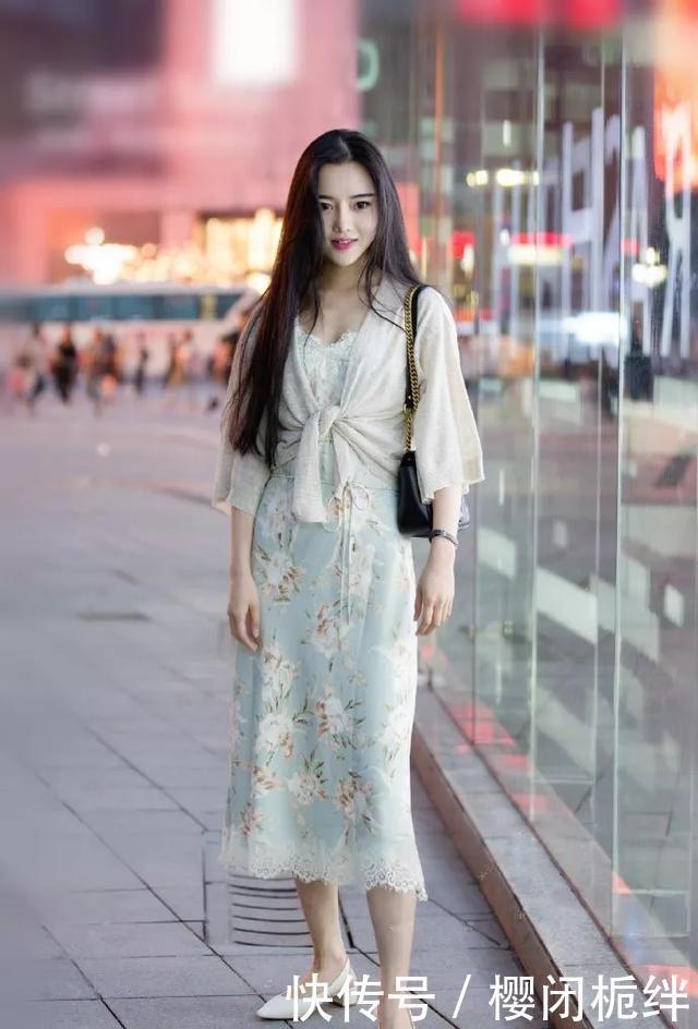  『气质』美女脚上搭配着一双渐变色的高跟鞋，经典时尚又充满着魅力