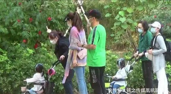  『亲家』熊黛林一家六口公园散心，亲家合体其乐融融，临走前不忘全身消毒