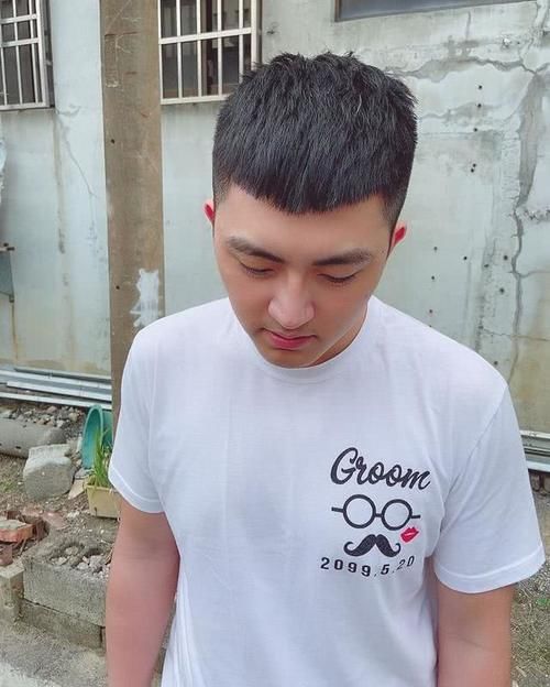  试试：男生“不烫不染”的发型，试试这几款，剪完时髦又帅气