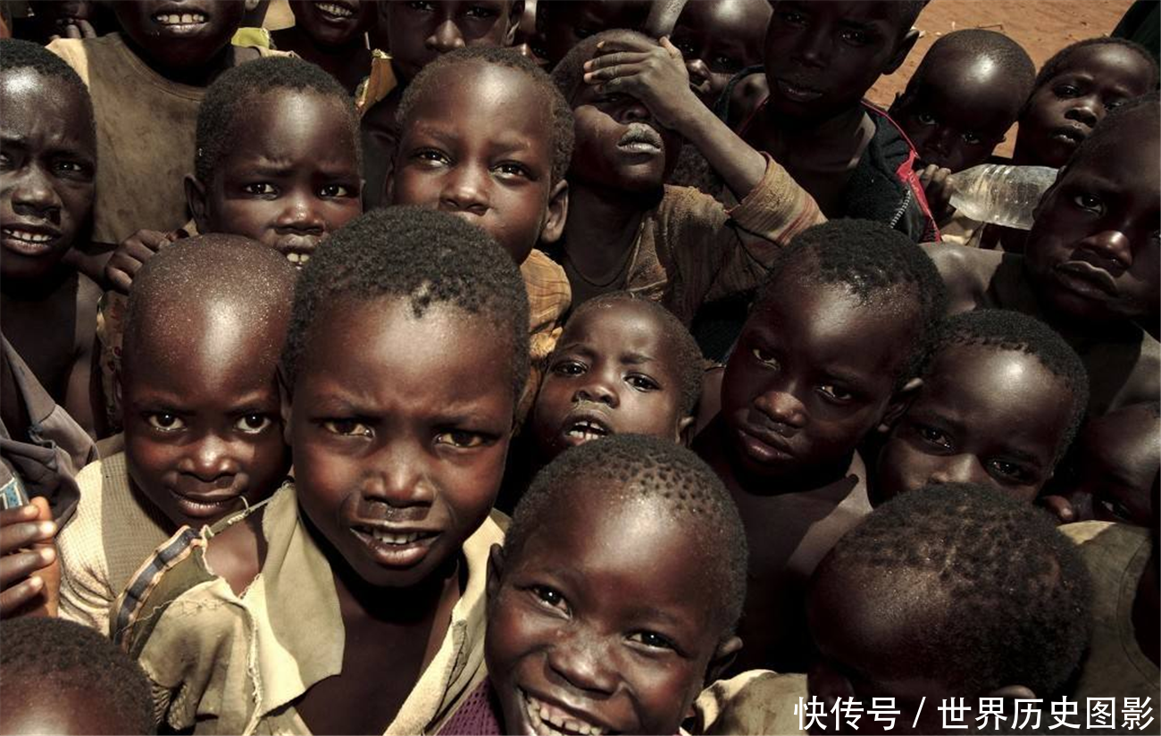 游客非洲旅游，被当地小孩强行要钱，导游：都是中国游客惯出来的