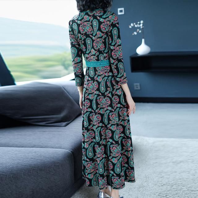 瞧，火的一塌糊涂的“薄秋裙”，洋气超迷人，连背影都美翻十条街