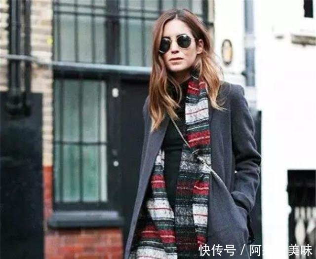  #秋冬季节穿#女人不管什么身材，秋冬穿大衣时，搭配这4双鞋子，时髦超显腿长