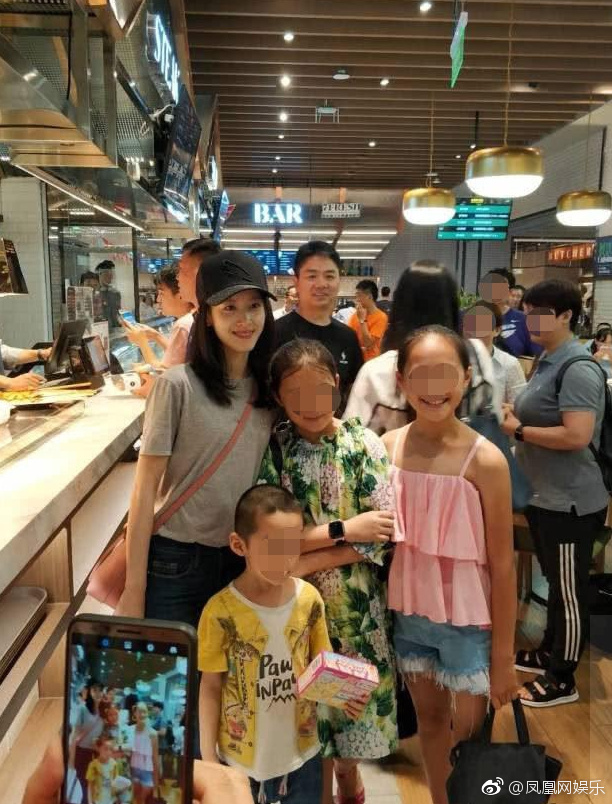 网友偶遇章泽天刘强东 奶茶妹妹素颜甜笑少女肌赢了