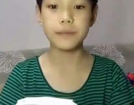 小男孩直播化妆成网红，网友:这让女生还怎么活!