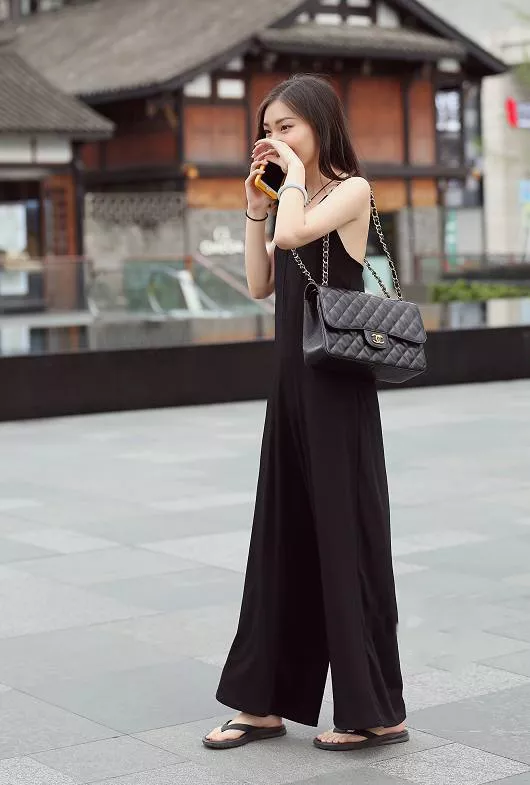 街拍：时尚又显女人味的着装，简单时尚又显窈窕身姿