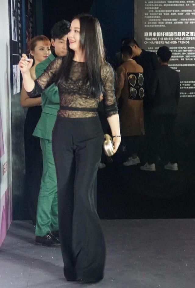  连体：陶红真敢穿，性感的红唇搭配上率性飒气的连体裤，真是太惊艳了！